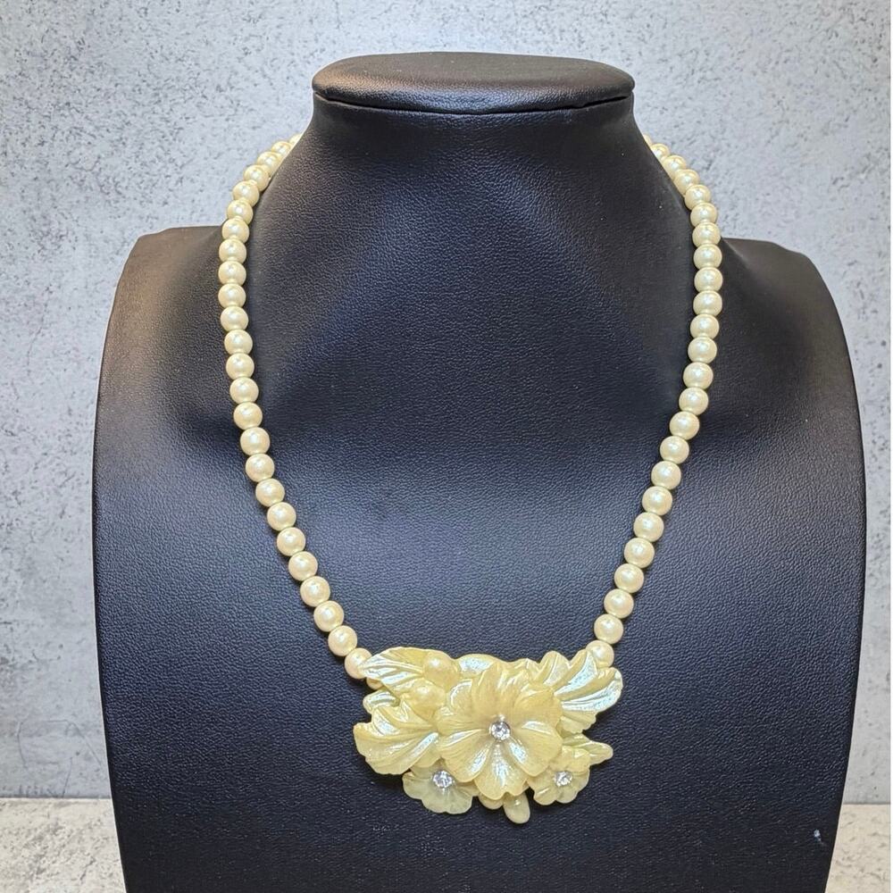 Vintage Avon Frosted Petal Flower Necklace Faux Pearl rhinestone classic